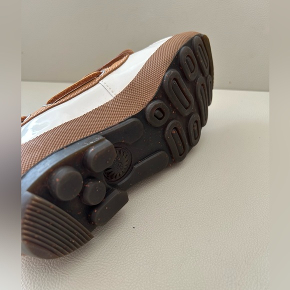 UGG ASHDALE Tan/White LEATHER Sheepskin DUCK/RAIN - Picture 8 of 8